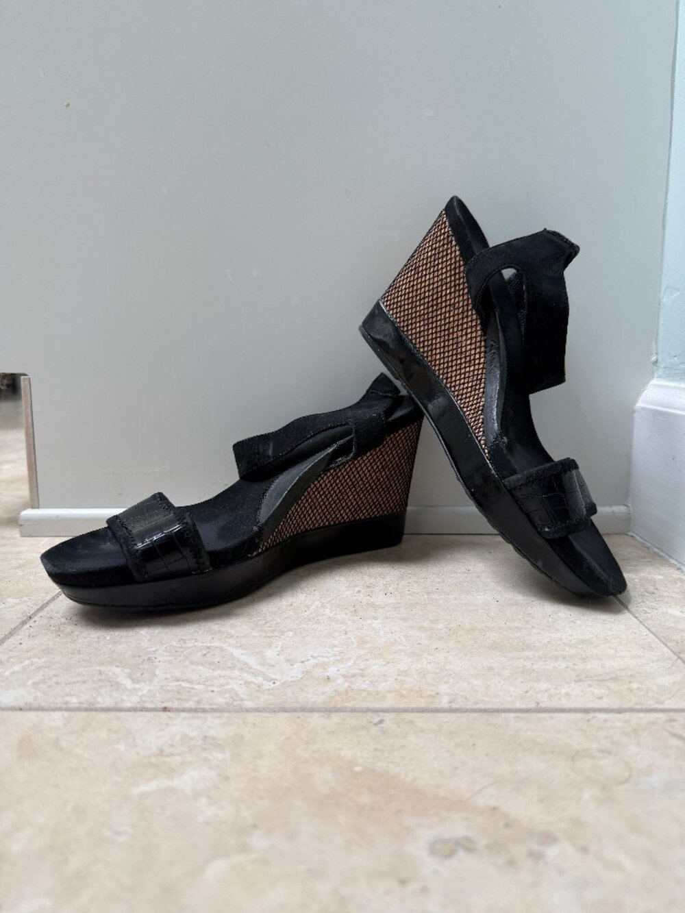 DKNY Black Wedge Sandals Velcro Ankle Strap Croc Embossed Size 9M - Picture 3 of 13